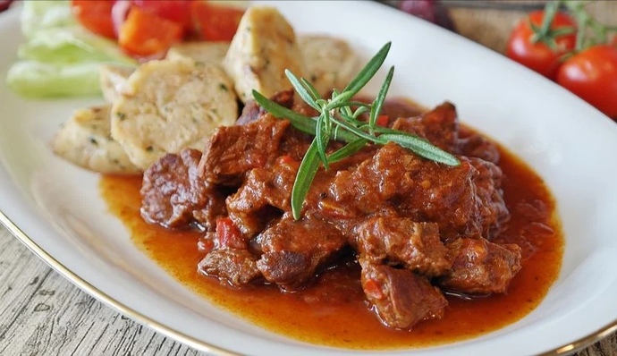 Yoğurt çorbasının yanına ne yapılır? Patates püreli köfte...
