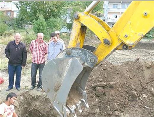 Türkler neden iş makinası çalışırken izler başka milletlerde izliyor mudur ?