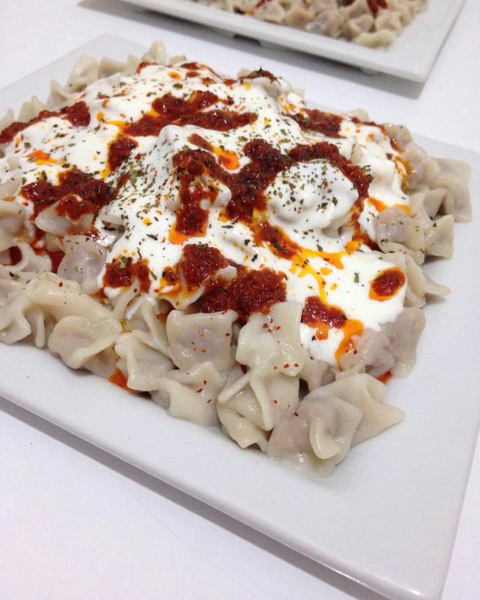 Mantıyı sade mi seversiniz yoksa yoğurtlu ve soslu mu seversiniz?