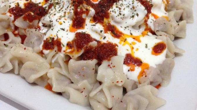 Mantıyı sade mi seversiniz yoksa yoğurtlu ve soslu mu seversiniz?