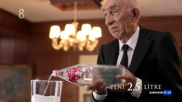 Uludağ gazoz reklamında oynayan yaşlı adam red kit de mezarcı olan adama benzemiyor mu sizcede 😂😂?