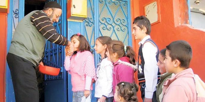 Bayramda ya da normal bir günde büyüklerin elini öpmek zorunuza gidiyor mu?