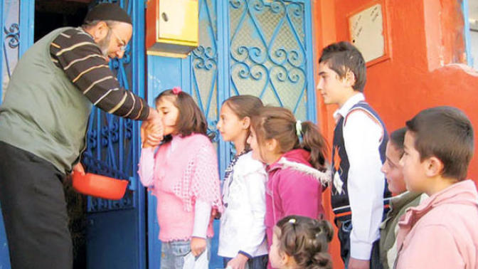 Bayramda ya da normal bir günde büyüklerin elini öpmek zorunuza gidiyor mu?