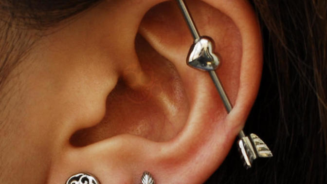 Sizce industrial piercing mi güzel helix piercing mi?