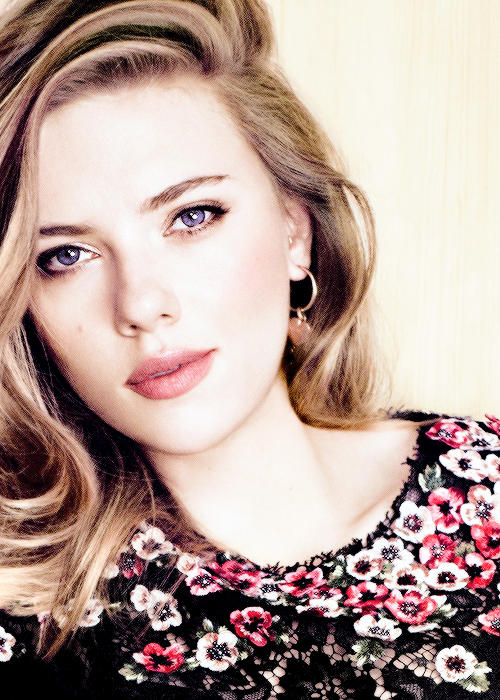 Scarlett johansson mu daha güzel Xenia Tchoumitcheva mı?