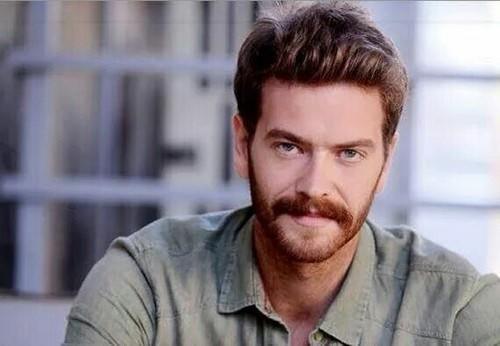 Yuksek sosyete dizisinin Kerem adli Engin ozturk oyuncusu gibi bir adam ( ona benzeyen ) var mı buradaaaaa?