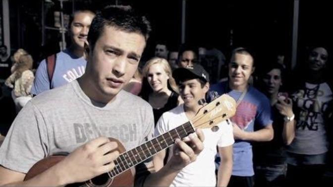 Ukulele çalabilen var mı?