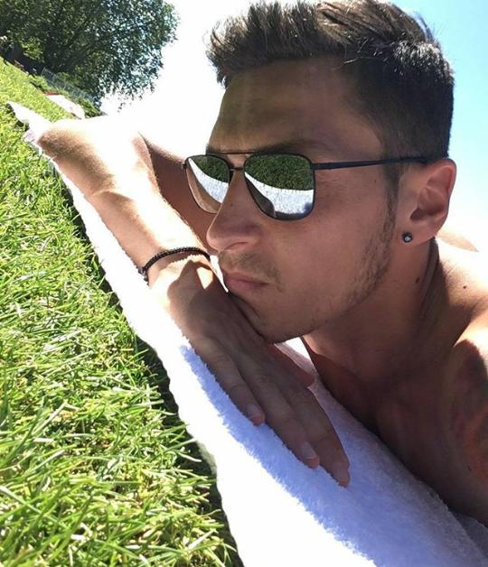 Mesut Özil sizce de çok yakışıklı değil mi😋😌?