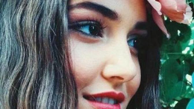 Hande Erçel çok şirin ve güzel değil mi?