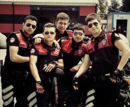 Polisler hep yakışıklı olmuyor mu ya?