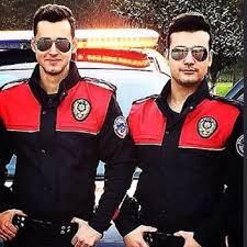 Polisler hep yakışıklı olmuyor mu ya ?