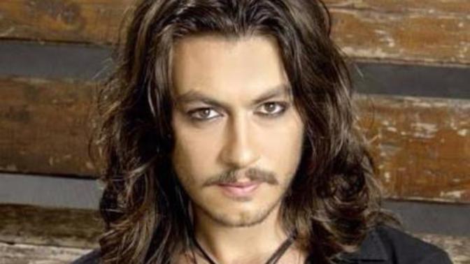 Arkadaşlar Barış Akarsu ve Johnny Depp birbirlerine çok benzemiyor mu?