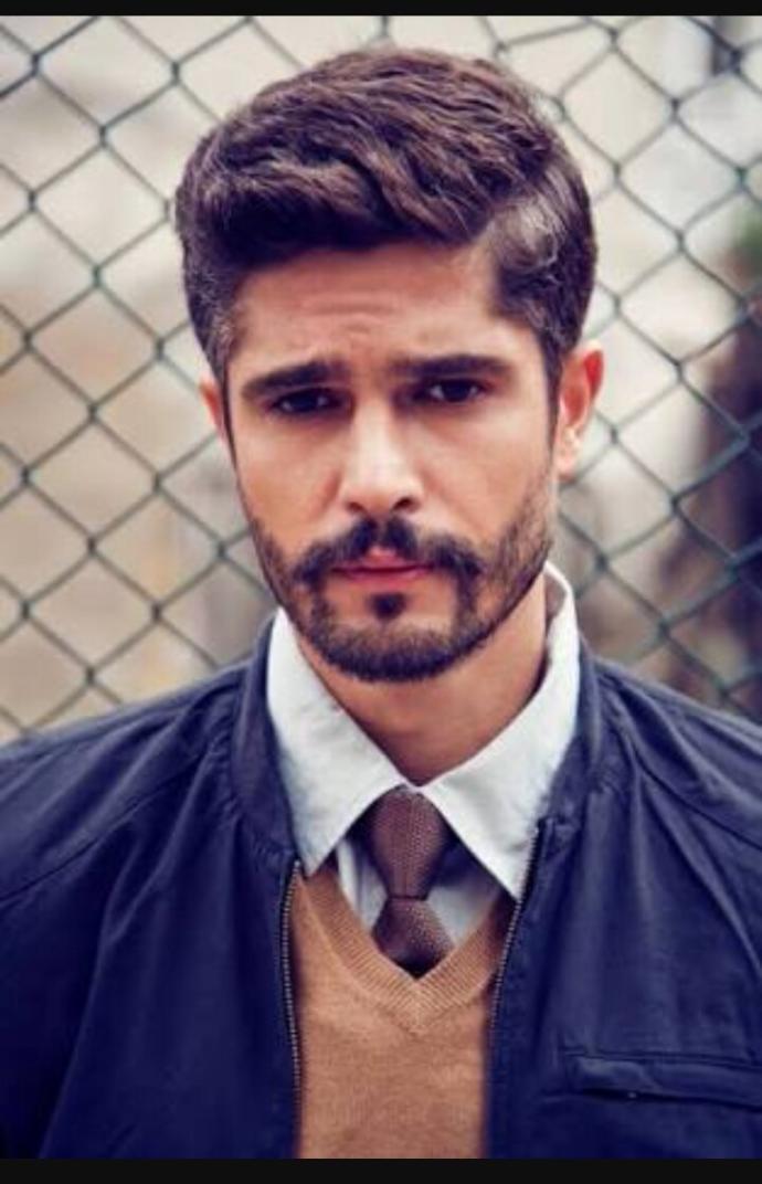 Türkiye de bu Haluk Piyes den daha yakışıklısın tanımıyorum sizede öyle değil mi?