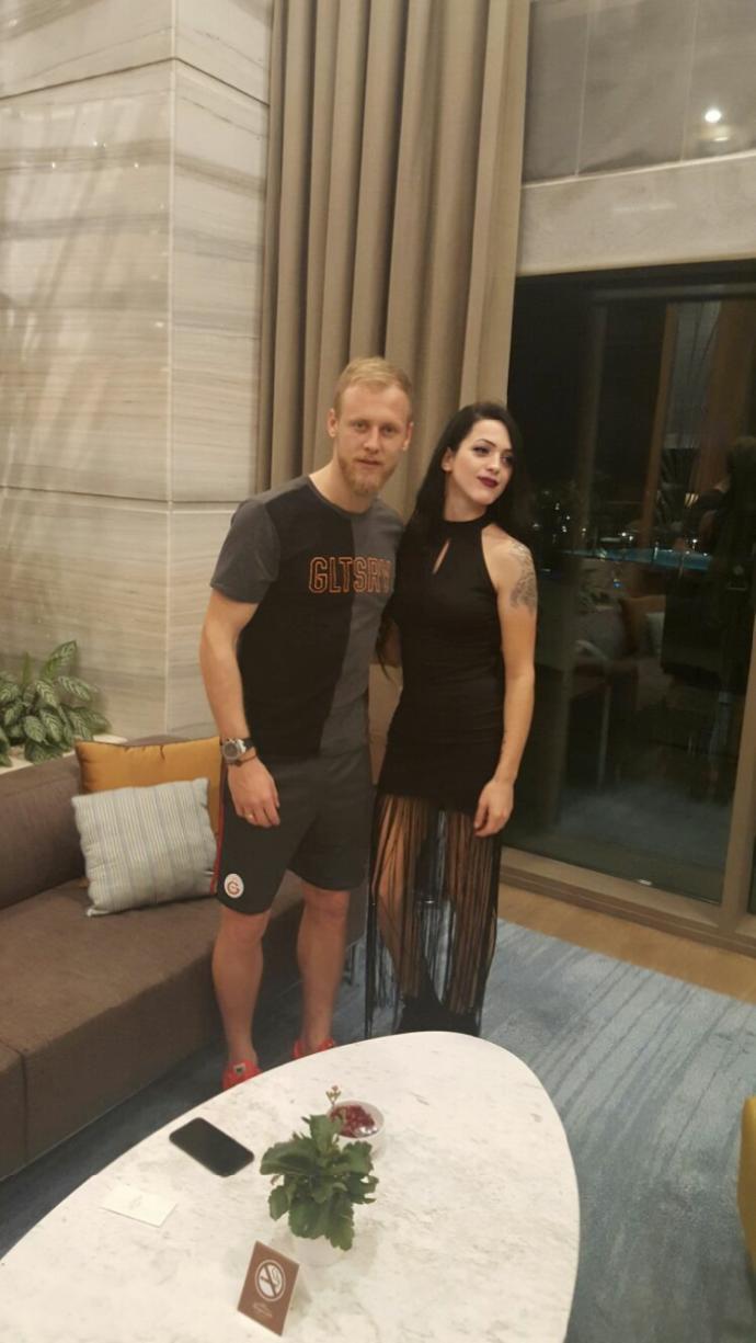 Bu elbisenin uzerine nasil bir sac modeli olur? Ve hangi tarz ayakkabı olur ?