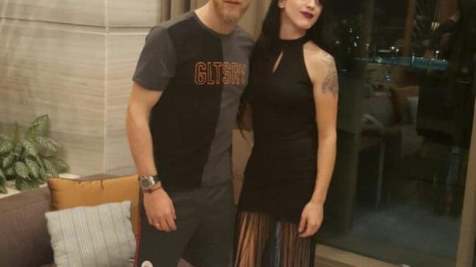 Bu elbisenin uzerine nasil bir sac modeli olur? Ve hangi tarz ayakkabı olur?