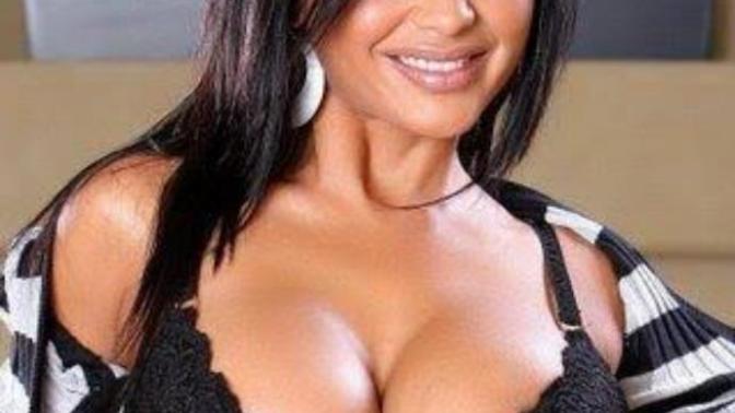 Sizce buyuk gogus mu daha seksi kucuk mu?