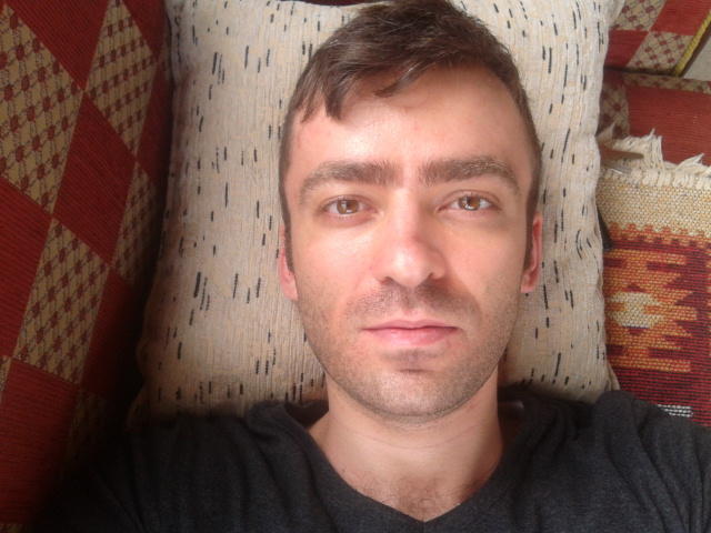 Göz altımdaki yağ kaybı nedeniyle yüzümdeki ifade yaşlı. benden büyük dayılar bana abi diyor. nasıl kurtulabilirim?