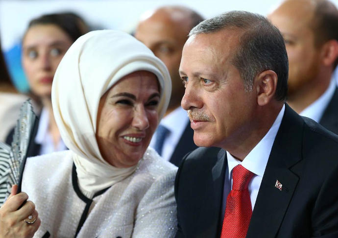 Sizce Reise emine bacımı daha iyi gidiyor Merkel bacı mı?