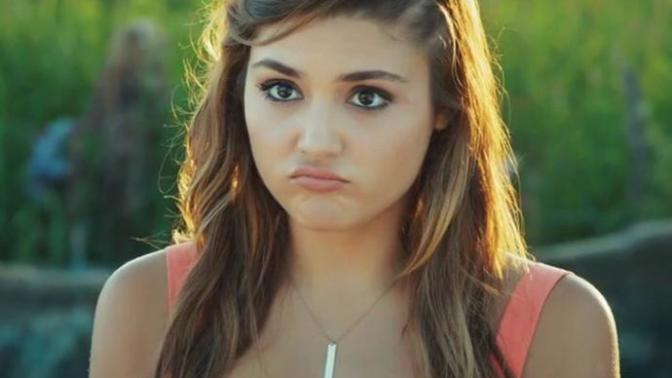 Hande Erçel niye dilini çıkarıyor?