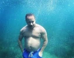 Denizde/okyanusta yüzerken, aklınıza büyük bir balığın aniden belire bileceği gelir mi?