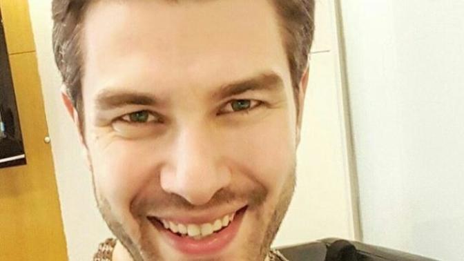 Bu adam sizce yakışıklı mı?