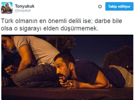 Darbe olurken sigara içen adam hakkında ne düşünüyorsunuz (resimli) :) ?