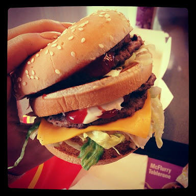 Hamburger yiyen kız itici midir?