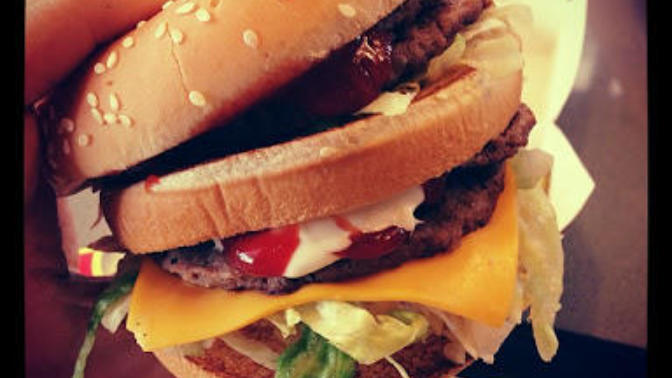 Hamburger yiyen kız itici midir?