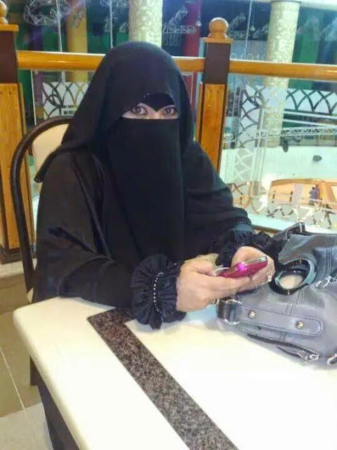 Şunu farkettim kimse karaçarşaflı kadınlara bakmıyor ama mini etek giyenlere hayvan gibi bakıyorlar sizce neden acaba?