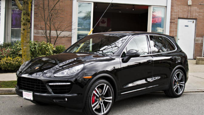 Porsche cayenne siyah mı beyaz mı?