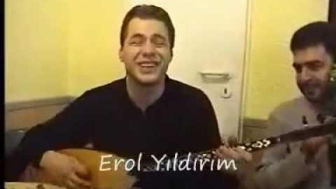 Matt Damon bağlama çalıyor, gördünüz mü?