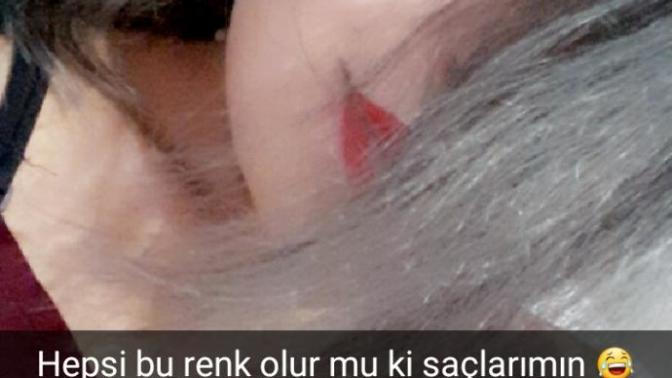Saçımı komple gri yapmak istiyorum. Mavi yaptım ilginç ama grileşti fotoğraftaki rengin üzerine gri tutar mı 😂?