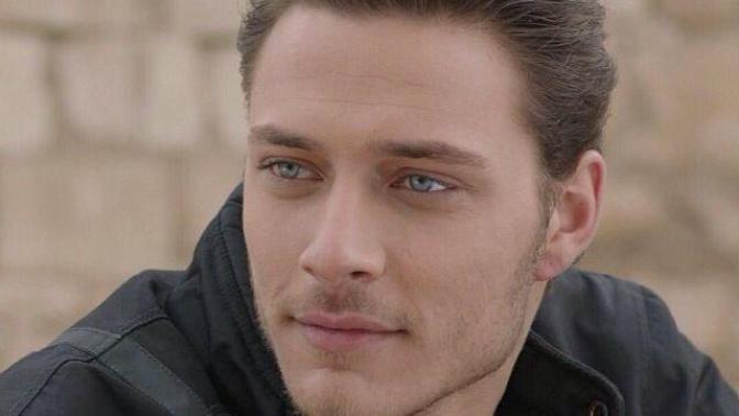 Hayat sevince güzeldeki burak çelik e aşık oldum of napıcam :( ?