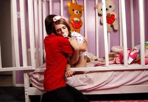 Bebek bezi giyip bebek gibi davranan 21 yaşındakı kadını gördünüz mü?