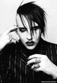 Sizce de Marilyn Manson çekici değil mi?