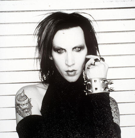 Sizce de Marilyn Manson çekici değil mi?