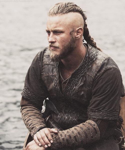 evet arkadaşlar saçlarımı ragnar lothbrok tarzında yapsam yakışır mı ?