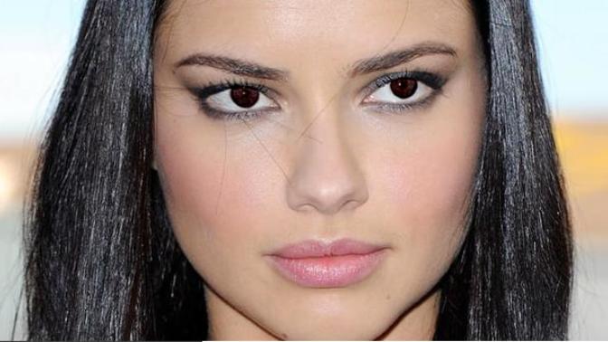 Kahverengi gözlü adriana lima nasıl?
