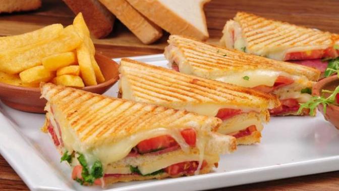 Günaydın, Kahvaltı yapar mısınız? Peynirli domatesli tost sever misiniz?