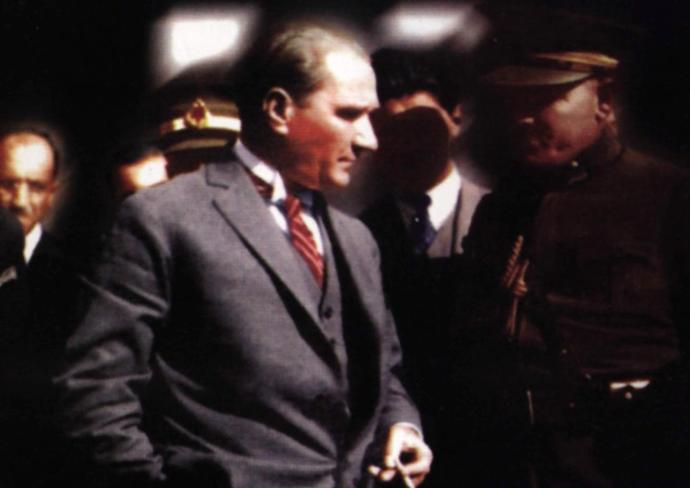 Atatürk'ün 1930 lu yıllarda bu kadar şık giyinmesi hakkında düşünceniz?
