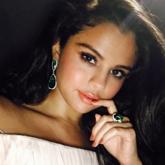 Selena Gomez Adriana Lima'dan daha güzel değil mi?