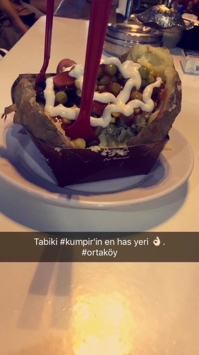 istanbul ortaköy den selamlar kumpir yiyorum var mı yemek isteyen resimli?