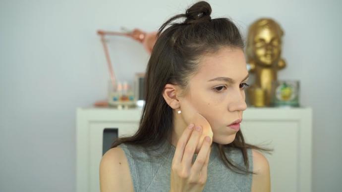 Duygu Özaslan saç rengi nedir?