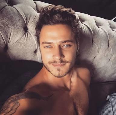 Sizce savaş (ekin mert daymaz)  mı barış (burak çelik)  mi daha yakışıklı? 