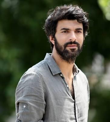 Engin Akyürek mi daha yakışıklı yoksa Mehmet Akif Alakurt mu?