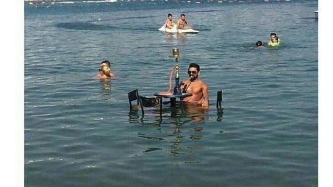 Denizin ortasında nargile içen adam hakkında ne düşünüyorsunuz?