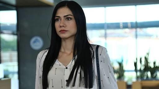 Bu kızın saçları niye yağlı gibi ya Ne sürüyor saçlarına?