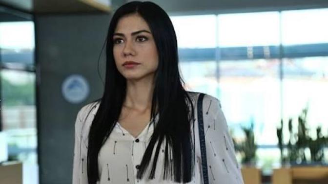Bu kızın saçları niye yağlı gibi ya Ne sürüyor saçlarına?