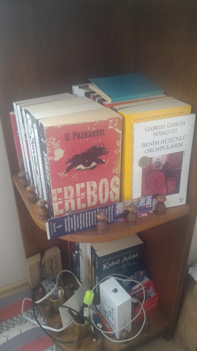 Kızlar, Kitap okuyan erkek çekiciliği diye birşey vardı hala yürürlükte mi acaba 😮😀 ?