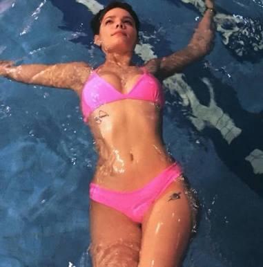 Halsey'in fiziği harika değil mi?
